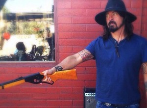 ¡Cuidado!: Foo Fighters está “armado”