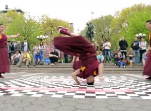 Mirá cómo bailan estos monjes budistas