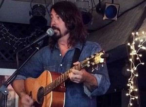 Dave Grohl tocó para 100 personas