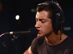 Arctic Monkeys y una particular versión de una canción de Tame Impala