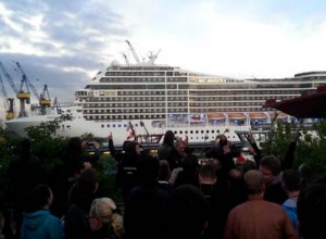 Ins&oacute;lito cover de «Seven Nation Army» por un crucero
