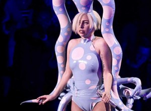 Lady Gaga al desnudo: cambió su vestuario sobre el escenario