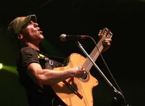 Atención fans de Manu Chao: sale a la venta su discografía en vinilo y libros inéditos