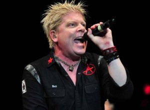 Demandaron al cantante de The Offspring