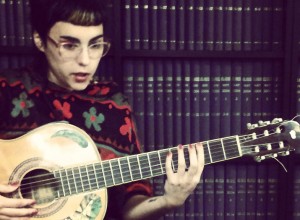 Jaz Pimentel: ternura acústica en la redacción de La Viola