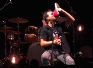 Eddie Vedder tomó vino en la zapatilla de una fan