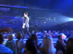 ¡Qué dolor! Robbie Williams se cayó del escenario y le rompió el brazo a una fan