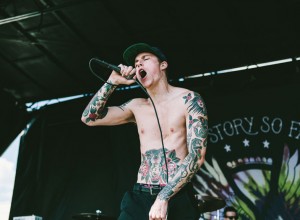 A las piñas por su público: una banda punk interrumpió un concierto para defender a un fanático