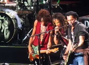 Johnny Depp sigue apostando al rock: tocó su guitarra durante un show de Aerosmith