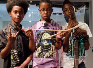 Son adolescentes, son metaleros, millonarios y van a tocar junto a QOTSA