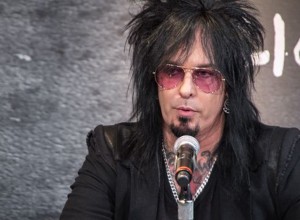 Nikki Sixx le respondió a Gene Simmons por sus declaraciones sobre la depresión y los drogadictos