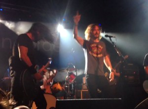 Dave Grohl tiene un doble y la rompe cantando