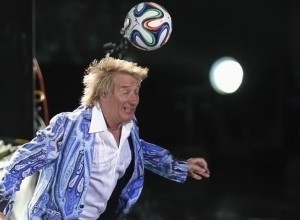 Demandan a Rod Stewart por romperle la nariz a un fan