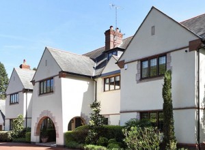 La pesadilla de Malcolm Young: ponen en venta su casa de Inglaterra