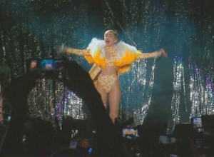 Miley Cyrus en Argentina: «SMS (Bangerz)» y «Love, money, party» en vivo