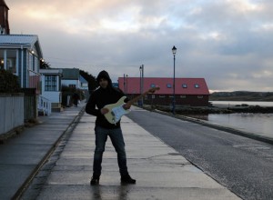 Punteos por la paz: un cordobés viajó a las Islas Malvinas y tocó «Aurora» en un bar de kelpers