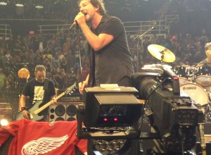 Pearl Jam tocó «Light Years» en honor al tecladista de Jack White fallecido