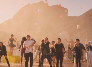 Dos luchadores de sumo, un mono y Danny DeVito en el nuevo video de One Direction