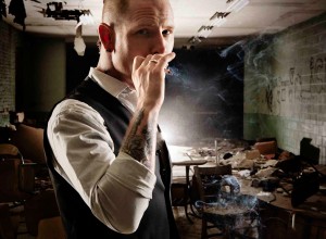 Corey Taylor entre pastillas y cuchillos viviendo debajo de un puente