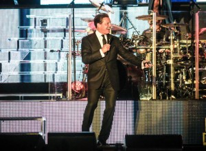 Luis Miguel abandonó el escenario dos veces, pero se despidió de Buenos Aires con sonrisas