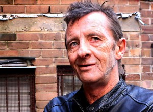 Retiraron acusación por querer matar a dos personas al baterista de AC/DC