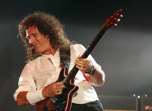 Insólito: Brian May pagó 16 mil dólares para que su guitarra viaje en primera