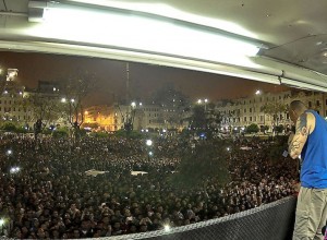 Calle 13 improvisó un show masivo en una plaza de Lima