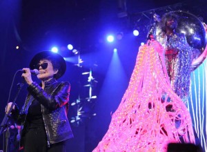 Yoko Ono y Flaming Lips grabaron el cl&aacute;sico «Happy Xmas (War Is Over)»