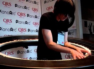 Mirá el teclado que usa Brockett Parsons de Lady Gaga