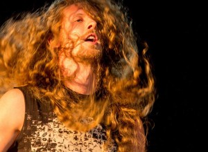 El bajista de una banda de metal casi pierde un testículo en pleno concierto