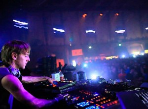 ¡Sacado!: un DJ enloqueció y le tiró un parlante encima a una fanática porque filmaba su show