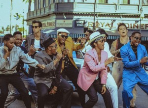 Bruno Mars y Mark Ronson a puro ritmo con «Uptown Funk»