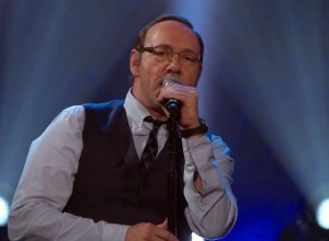 Kevin Spacey sorprendió cantando “Piano Man” en un homenaje a Billy Joel