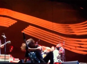 Siguió como si nada: Dave Grohl se cayó en pleno show de Foo Fighters