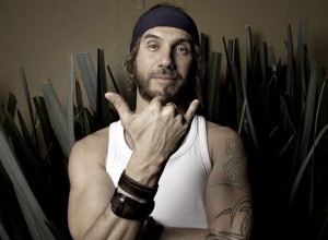 Macaco present&oacute; el video de «Hijos de un mismo Dios»