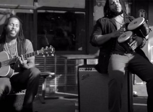 En el nombre del padre: Ziggy Marley y Stephen Marley tocan un clásico juntos