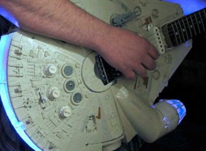 Para rockear la galaxia: este tipo fabric&oacute; una guitarra y un bajo al estilo «Millennium Falcon»