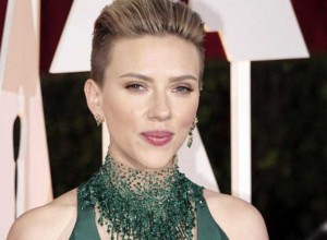 Scarlett Johansson se la juega y vuelve a la música
