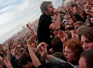 Un sacado: el cantante de una banda le pegó a un fanático en pleno show