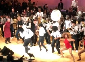 Imperdible: David Byrne sorprendió bailando “Uptown Funk”
