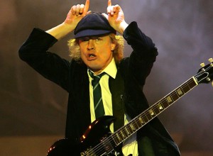 Por siempre joven: Angus Young y su uniforme escolar