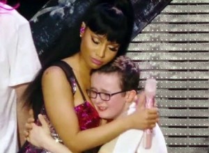 Chiquito y picarón: mirá la reacción de este chico al estar con la voluptuosa Nicki Minaj