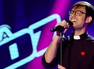 Después de Sor Cristina, el Padre Damián sorprende a todos con un tema de Robbie Williams