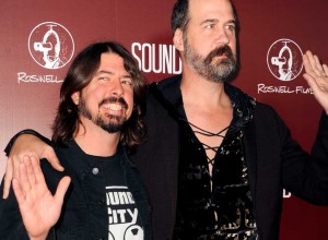 No sabemos porqué: Krist Novoselic duerme con la cabeza de Dave Grohl