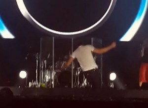 Enrique Iglesias se cayó en pleno show
