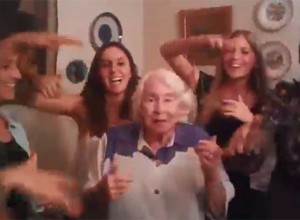 Esta abuela quiere tanto a sus nietos que les compuso un rap