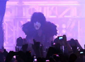 Kiss sacudió al público chileno