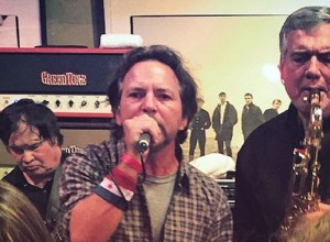 Eddie Vedder y una presentación sorpresa en una disquería
