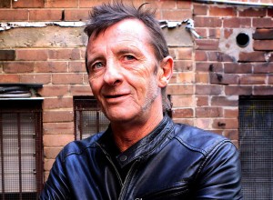 El exbaterista de AC/DC se declaró culpable por amenazas de muerte