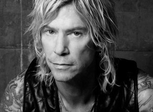 Duff McKagan en versión sado subió al escenario con Faith No More